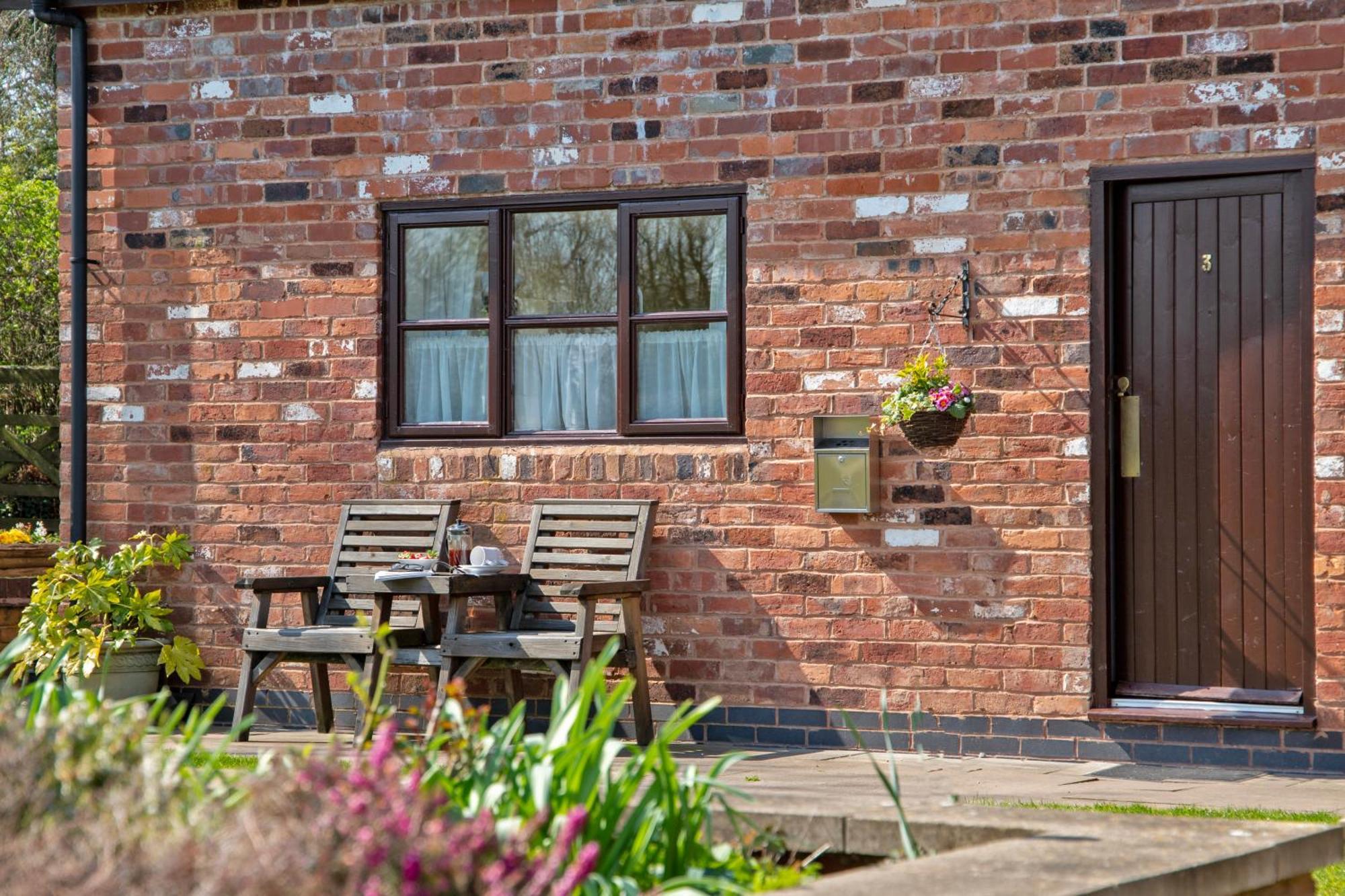 Charlie'S Cottage With Alpacas And 7Mins Drive To Alton Towers Denstone Exterior photo
