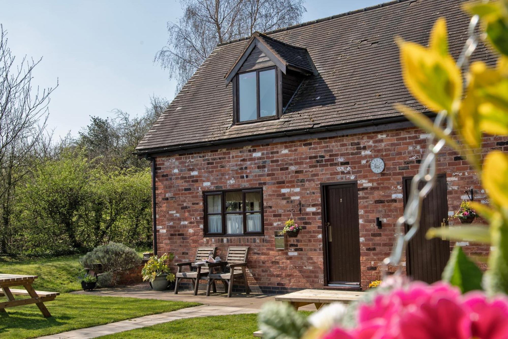 Charlie'S Cottage With Alpacas And 7Mins Drive To Alton Towers Denstone Exterior photo
