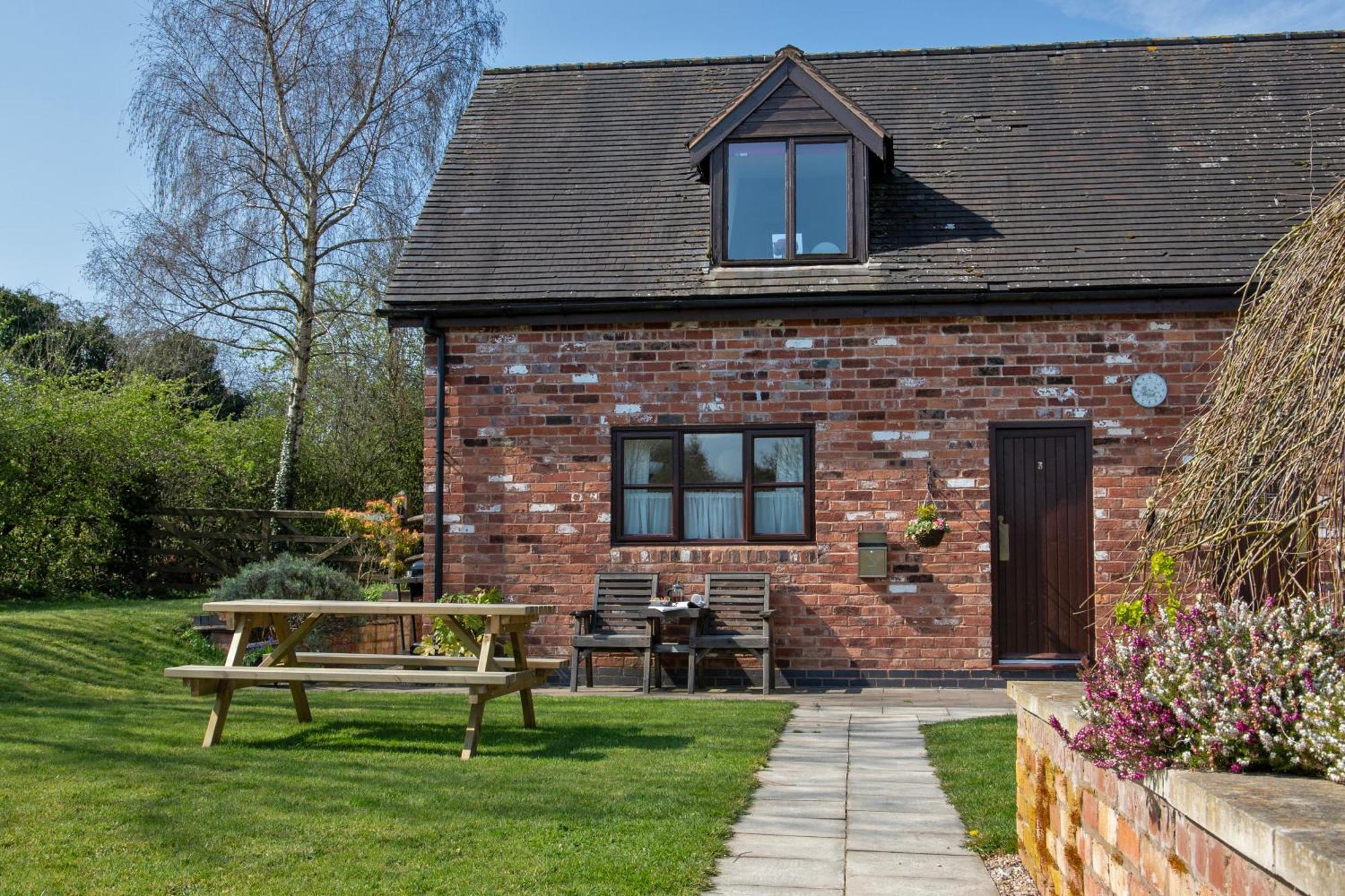 Charlie'S Cottage With Alpacas And 7Mins Drive To Alton Towers Denstone Exterior photo